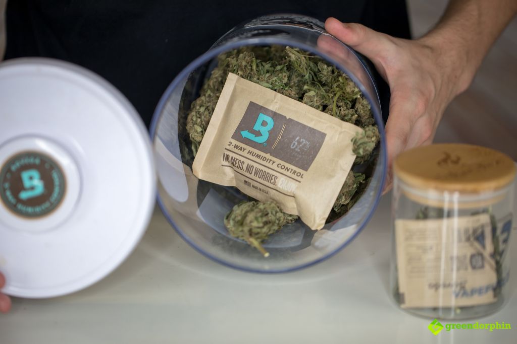 store your cannabis with Boveda pack 